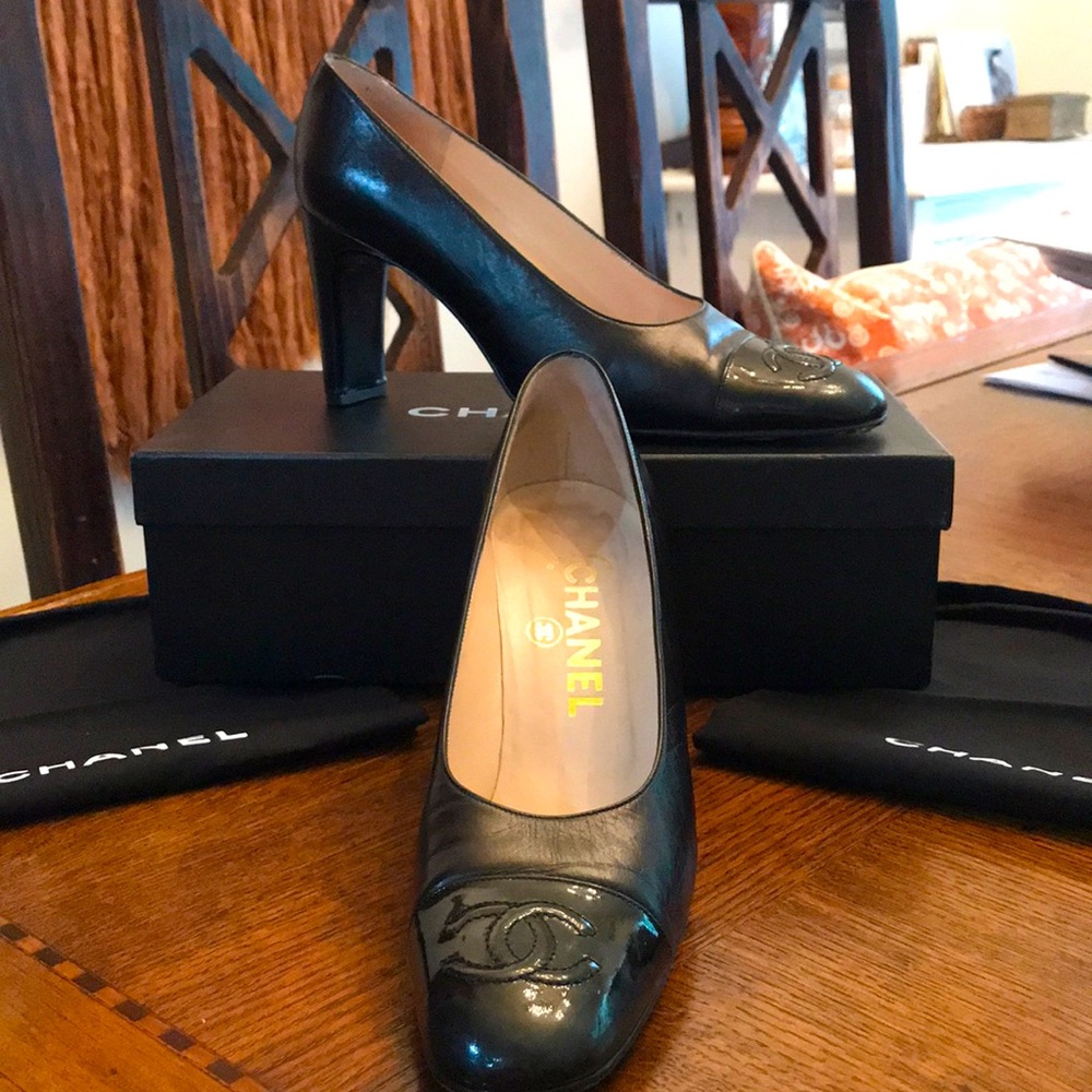 CHANEL Vintage leather CC black pumps